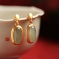 Elegante Gold-Ohrhänger mit ovaler Jade und mattem Vintage-Blumendesign in Gold - Vergoldetes Kupfer / Grüne Jade Ohrstecker