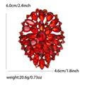Detailweergave van retro broche met rode kristallen en exacte afmetingen in centimeters - Rood