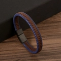 Vue détaillée du bracelet en cuir tressé bleu et marron avec fermoir magnétique noir - café