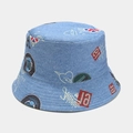 Gedetailleerde close-up van lichtblauwe denim vissershoed met graffiti-patches - M (56-58cm) / Denim Patch Stijl (Kleur 4#)