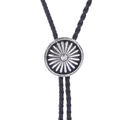 Bolo tie western con medaglione rotondo a raggiera e cordino in pelle intrecciata nera - Motivo celtico