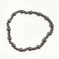 Vista macro delle sfere in acciaio inossidabile lucido su questo bracciale minimalista - Perline da 3mm+5mm / Color Acciaio