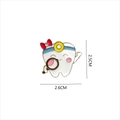 Detalle del pin esmaltado de diente con dimensiones de 2,5 cm de alto y 2,6 cm de ancho - Diente con Lupa y Lazo (KN1491)