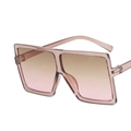 Detailansicht der quadratischen Damen-Sonnenbrille mit rosa Verlaufsgläsern in Rosa-Optik - Transparenter Tee Rahmen Verlaufs-Tee Linse