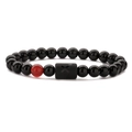 Makro-Detail des Schütze-Perlenarmbands mit Tigerauge-Steinen und schwarzen Achat-Perlen - Schütze Roter Achat