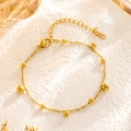 Bracciale minimalista in acciaio al titanio dorato con perline lucide su trama bianca - Braccialetto di perle / Oro