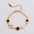 Dettaglio del bracciale placcato oro 14K con numeri romani e inserti in madreperla bicolore - Oro