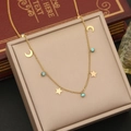Dettaglio della collana dorata con ciondoli a stella e luna e perline turchesi su cofanetto - Stella e Luna (2# Stella e Luna)