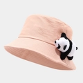 Détail d'un chapeau bob rose en coton avec une petite peluche de panda sur le côté - Taille unique / Rose Poudré