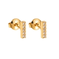 Makroaufnahme von goldenen Stabohrringen mit klaren Zirkoniasteinen und Steel Gravur - Bar Ohrstecker (927-shutiao)
