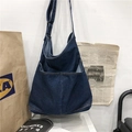 Große dunkelblaue Denim-Umhängetasche mit verstellbarem Riemen und lässigem Utility-Stil - Dunkelblau