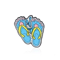 Cartoon Emaille-Anstecknadel Flip-Flop mit blauem Fußabdruck und rosa Herz auf Weiß - Flip-Flops