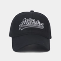 Detail van de witte Athletics-borduring op de zwarte katoenen baseballpet - Zwart