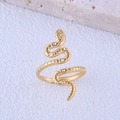 Gouden slangvormige ring van roestvrij staal met gedetailleerde schubbenpatronen - Goud