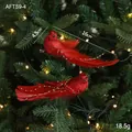 Set van twee rode kerstvogelornamenten met pailletten en veren op een kerstboomtak - Klein / 2 st / Rood