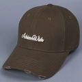 Detailansicht des abgenutzten Schirms und der weißen Achieve Wish Stickerei auf brauner Kappe - M (56-58cm) / Kaffeebraun
