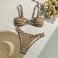 Details des gestreiften Ripp-Bikinis mit goldenen Seestern-Schnallen auf Stoff - S / Braune Streifen