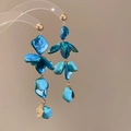 Detalle de pendientes largos con colgantes de concha azul y cadena dorada sobre fondo - Pendientes de aguja de plata-Azul