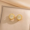 Elegantes pendientes redondos dorados con circonitas blancas en joyero beige - Aro redondo de pavé completo / Dorado