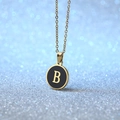 Collana dorata con pendente rotondo in smalto nero con l'elegante lettera B di tendenza - Lettera B
