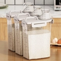 Set di tre contenitori trasparenti da 2,0L per cereali con manici bianchi e misurini inclusi - Confezione da 3 - Barattolo per Cereali da 2.5L