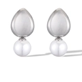 Détail macro de boucles d'oreilles en goutte argentée brossée avec perles blanches rondes - Boucles d'oreilles perles / Argenté