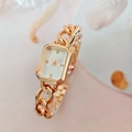 Detalle de reloj cuadrado de oro rosa con marcadores de diamantes y esfera blanca - Oro rosa