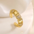 Geometrischer 18K vergoldeter offener Ring mit Zirkonia auf weißer Seide - Geometrischer segmentierter Zirkonia-Stil (14551) / Gold / Einstellbar Offen
