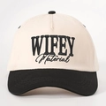 Tweekleurige katoenen baseballcap met WIFEY Material borduursel in beige en zwart - Verstelbaar / Crème/Zwart