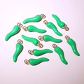Ciondoli a peperoncino in smalto verde con anelli dorati per la creazione di gioielli - Verde