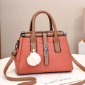 Bolso de piel PU rosa con patrón de cocodrilo, asas marrones y un pompón de piel blanca - Cocodrilo Rosa