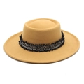 Detalle de sombrero boater de lana camel con banda tejida en blanco y negro con flecos - M (56-58cm) / Camel