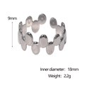 Makroaufnahme des verstellbaren Edelstahlrings mit 9 mm Ovalscheiben und Größendaten - Silber