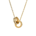 Detailopname van de gouden ketting met dubbele ringen en sprankelende zirkonstenen - Goud