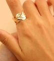 Anillo de hoja calada dorada ajustable con acabado pulido y textura naturalista - Anillo abierto de hoja (8201) / Oro KC