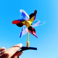 Barrette à cheveux éolienne laser irisée avec des pales colorées sur fond de ciel bleu - 6 Feuilles Multicolore/Irisé