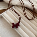 Dettaglio della collana con cavallo a dondolo floccato bordeaux e zirconi in confezione - Cavallo a Dondolo Floccato Rosso (HN10851)