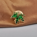 Elegante spilla a foglia d'acero dorata con zirconi verdi su tessuto di seta - Piccola foglia di acero verde