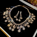 Détail macro d'un ensemble de luxe collier et boucles d'oreilles fleur à pompons dorés - 41# Collier-Or (Ensemble 2 pièces)