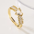 Detailaufnahme der Goldring mit Herz-Zirkonia, seitlichen Steinen und verstellbarer Schiene - Einstellbar Offen / Goldenes Herz Zirkonia Stil (13276)