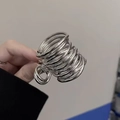 Details zur silbernen Spiralklammer aus Metall für Pferdeschwanz-Frisuren und Haarfixierung - Silber