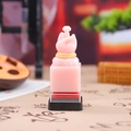 Sceau en jade rose forme main de Bouddha avec perles dorées sur un socle décoratif - Sceau Rose Main de Bouddha (1223-5)