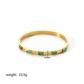 Bracelet jonc en acier inoxydable doré 18 carats avec cinq pierres vertes rectangulaires - Style Zircon Vert (YYLB023005-G)