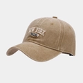 Dettaglio cappellino baseball kaki lavato con ricamo New York 1625 in rilievo - Regolabile / Cachi