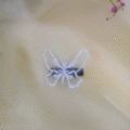 Barrette papillon blanche élégante avec base noire sur un tissu beige doux - Pince Noire Papillon Blanc Simple Couche 4*5cm