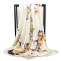 Sciarpa in raso con stampa floreale prugna 90x90cm drappeggiata per spiaggia e protezione solare - Fiore di Prugno Beige (#1)