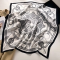 Foulard quadrato in seta 70x70cm con motivi geometrici di cinghie e fibbie equestri - Finta seta satinata / Stile Sciarpa / Grigio (FJ726-1)