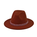 Détail du chapeau en laine rouge brique avec une chaîne décorative rose élégante dessus - Rouge Brique (10)