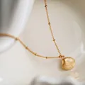 Collier élégant avec pendentif coquillage en or et chaîne perlée en acier titane femme - Coquillage Doré