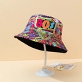 Retro jaren 80 graffiti vissershoed met kleurrijke prints op een standaard getoond - M (56-58cm) / 80s Retro Stijl